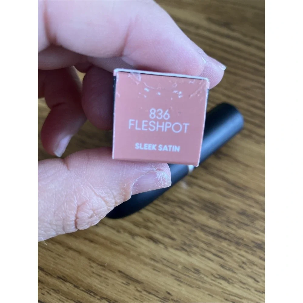 M·A·C macximal sleek